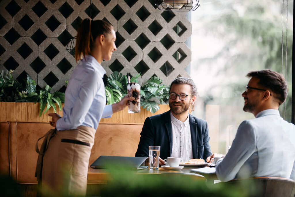 dois empresários conversando, um bom network para gerar mais criatividade