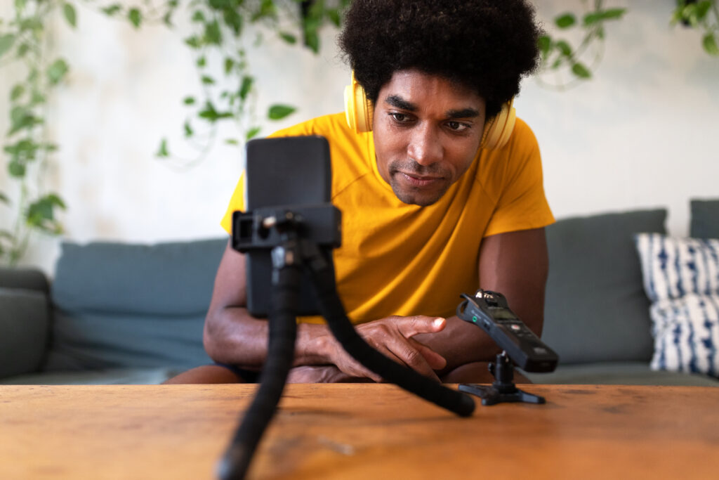 um homem gravando conteúdo para sua rede social após ser inspirado por uma ideia criativa